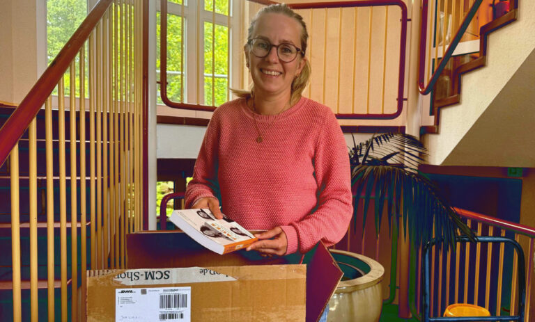 Die Gefängniskoordinatorin Nelli Persian packt eine Bücherkiste.